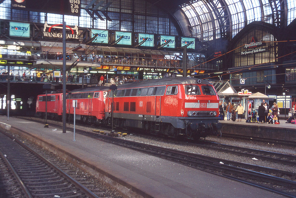 Ein Lokzug im Hamburger Hbf mit den 218 907-4, 218 272-3 und 111 090-7