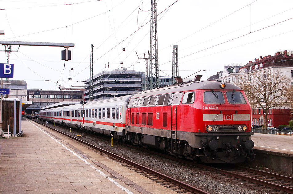 Die 218 463-8 mit einem IC nach Westerland im Bahnhof Hamburg-Altona