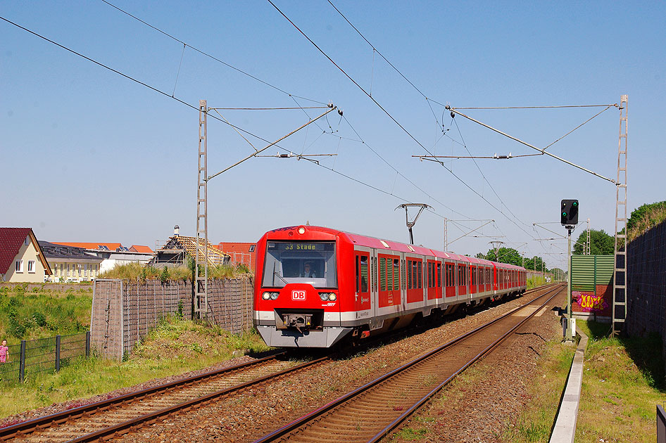 Bahnhof Neu Wulmstorf mit einer Zweistrom S-Bahn der Baureihe 474.3