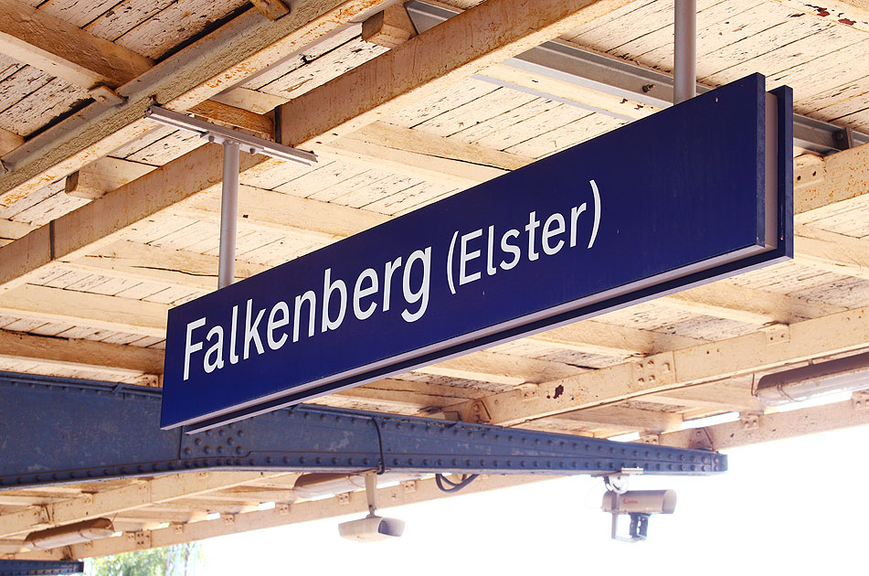 Ein Bahnhofsschild im Bahnhof Falkenberg (Elster)