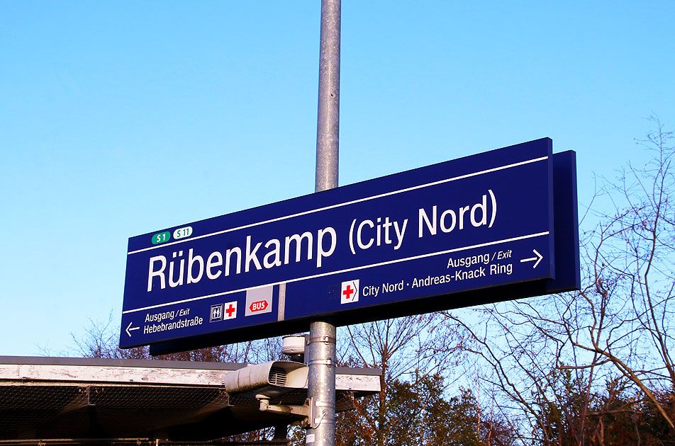 Ein Bahnhofssschild vom Bahnhof Rübenkamp der Hamburger S-Bahn