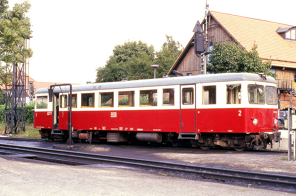 Der HSB Triebwagen 187 012-0 im Bw Werniderode am Bahnhof