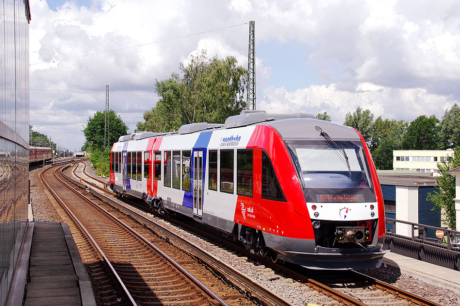 Die Anlieferung von dem VT 2.77 einem Lint für die Nordbahn im Bahnhof Hamburg-Eidelstedt