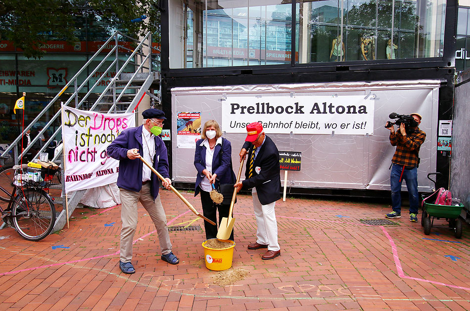 Prellbock Altona demonstriert gegen die Verlegung vom Bahnhof Altona und macht einen alternativen Spatenstich