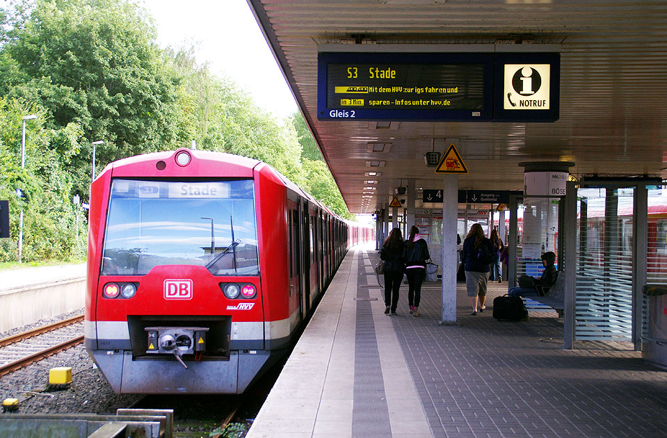 Eine S-Bahn der Baureihe 474 im Bahnhof Pinneberg