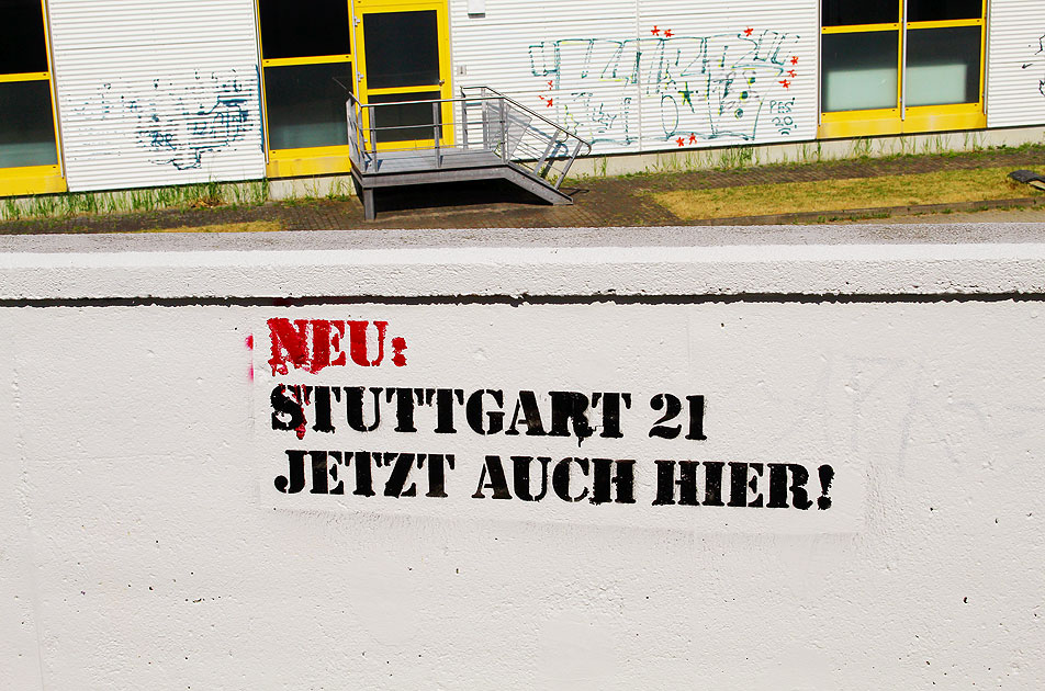 Graffitis sind illegal und Sachbeschädigung, hier ein Graffiti am Bahnhof Diebsteich mit der Aufschrift: "Neu: Stuttgart 21 Jetzt auch hier!"