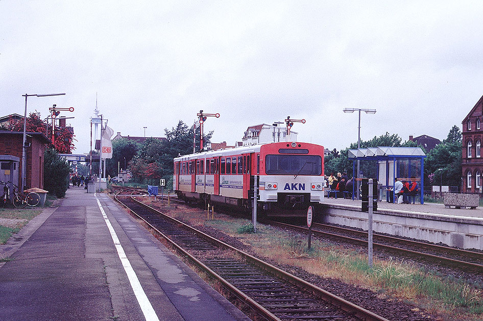 Ein AKN VTA Triebwagen im Bahnhof Heide in Holstein