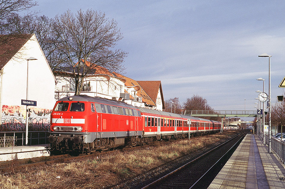 Die 218 470-1 mit einem Eilzug von Hannover nach Bad Harzburg im Bahnhof Hildesheim Ost
