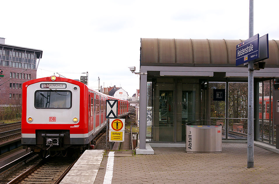 Eine S-Bahn der Baureihe 472 im Bahnhof Hamburg-Holstenstraße