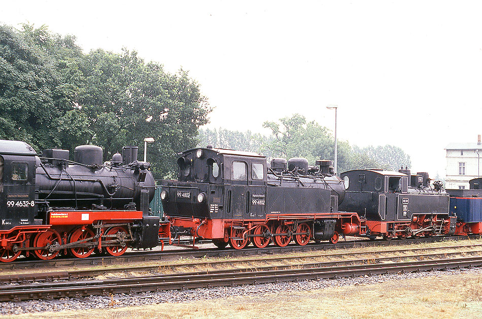 Die 99 4632-8 (links am Rand) und die 99 4802 in der Bildmitte im Bahnhof Putbus