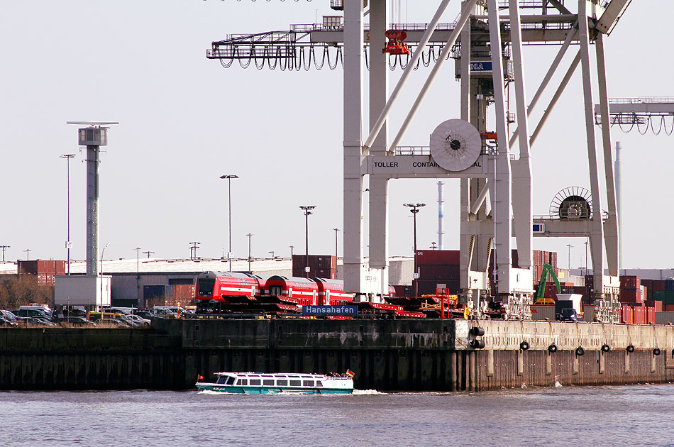 Doppelstockwagen für Israel im Hamburger Hafen