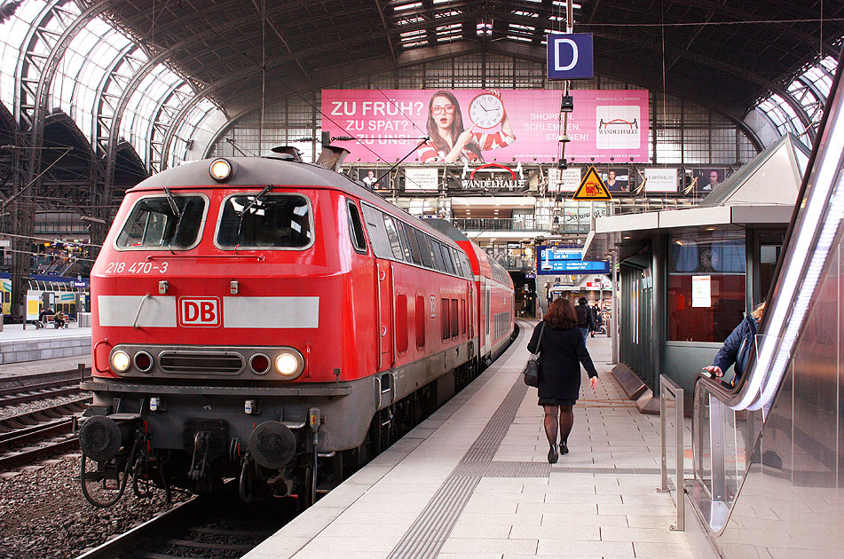 Die 218 470-3 in Hamburg Hbf mit einem RE von Hamburg nach Kiel über Lübeck