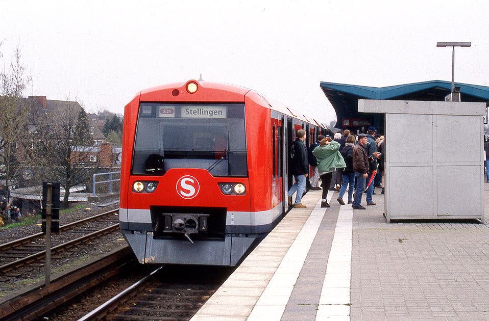Eine S-Bahn der Baureihe 474 im Bahnhof Stelllingen