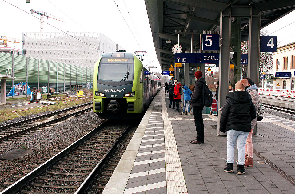 Ein Nordbahn-Triebwagen im Bahnhof Pinneberg