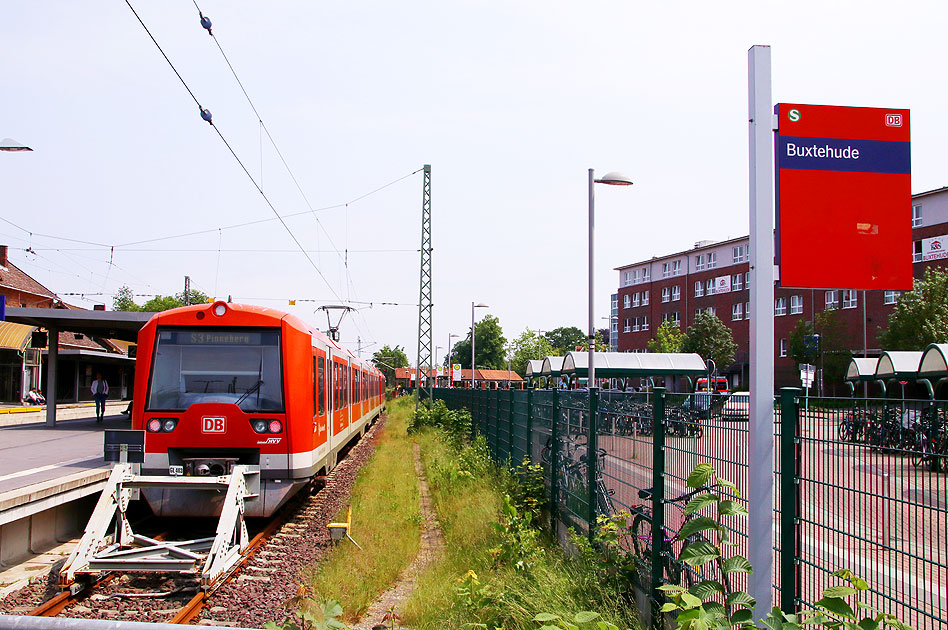 Eine S-Bahn im Bahnhof Buxtehude in Niedersachsen