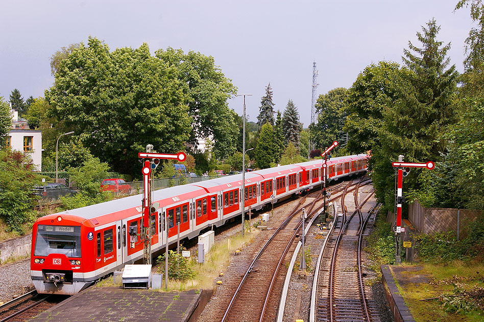 Eine S-Bahn der Baureihe 474 im Bahnhof Blanknese in Hamburg.