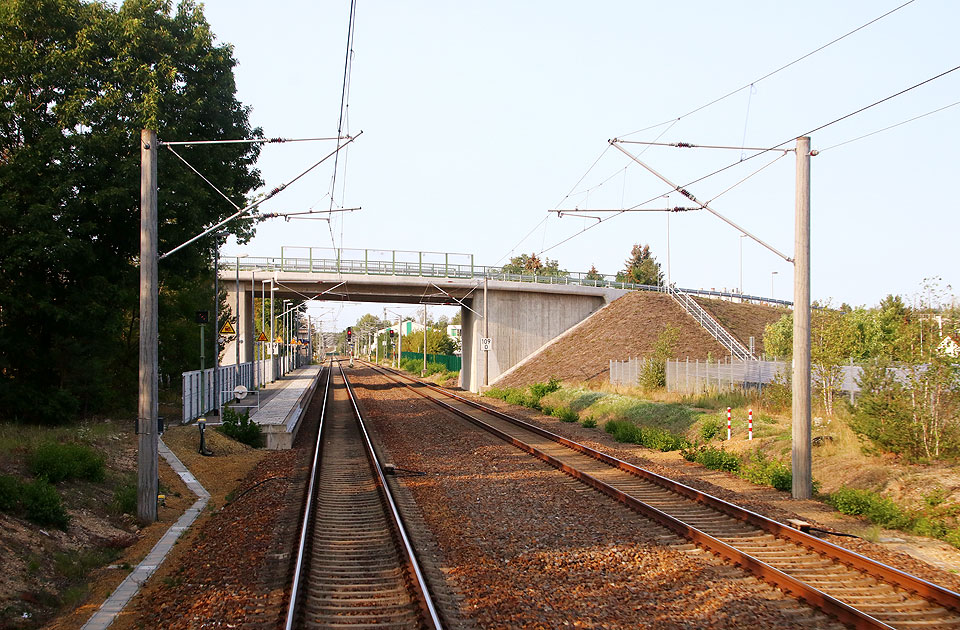 Der Bahnhof Rückersdorf an der Bahnstrecke von Berlin nach Dresden