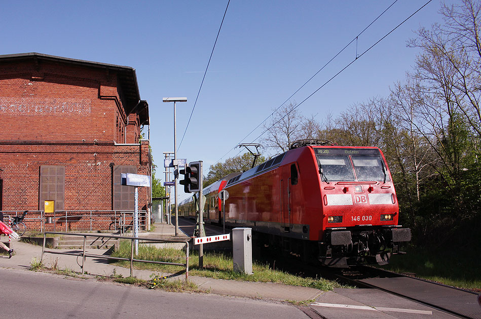 Eine Lok der Baureihe 146 im Bahnhof Stederdorf