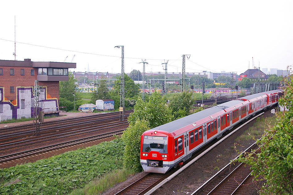 S-Bahn - Bahnhof Veddel in Hamburg