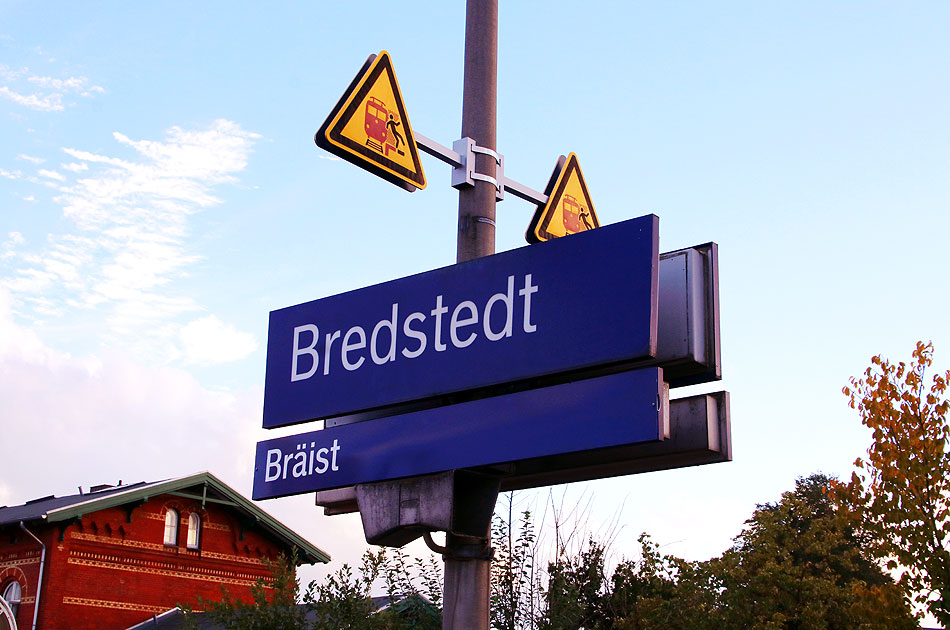 Ein Bahnhofsschild vom Bahnhof Bredstedt an der Marschbahn von Hamburg nach Westerland