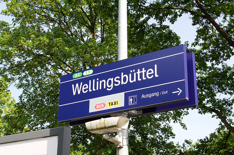 Ein Bahnhofsschild vom Bahnhof Wellingsbüttel in Hamburg