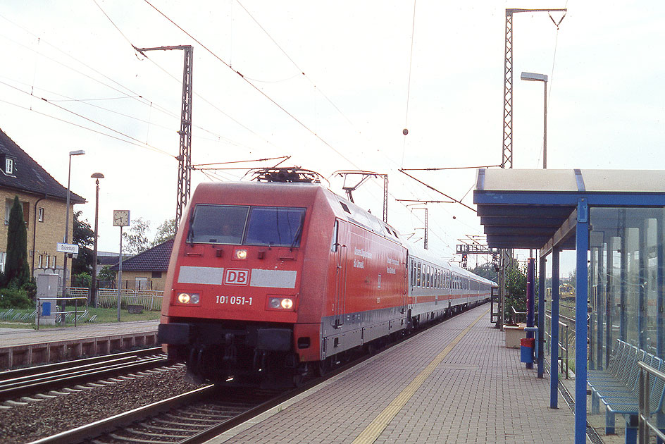 Eine Lok der Baureihe 101 im Bahnhof Boizenburg an der Elbe
