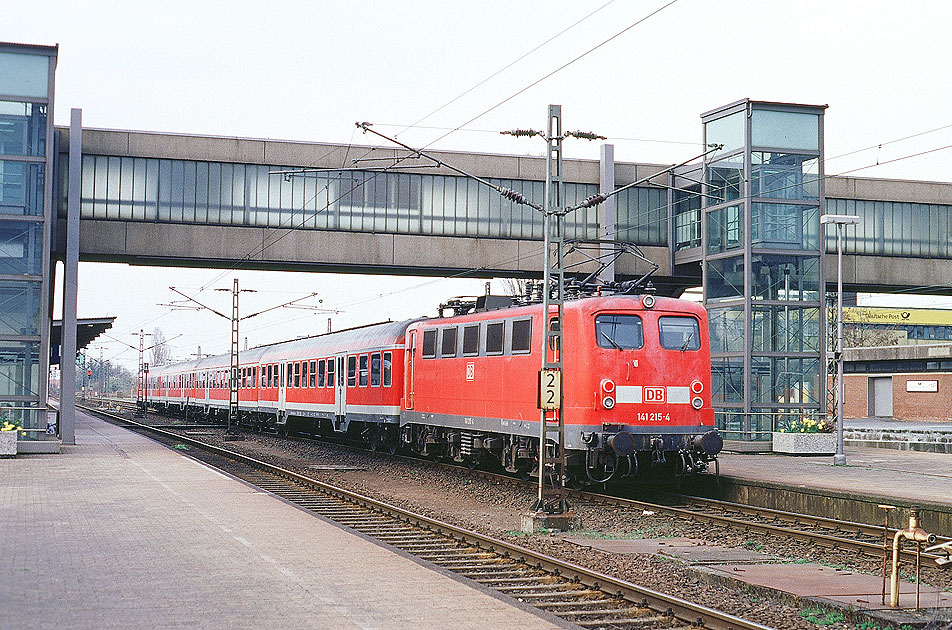 Eine Lok der Baureihe 141 in Emden Hbf