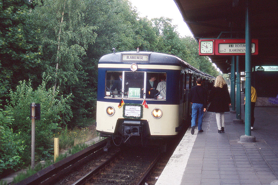 Der 471 004 der Hamburger S-Bahn im Bahnhof Hamburg-Bahrenfeld