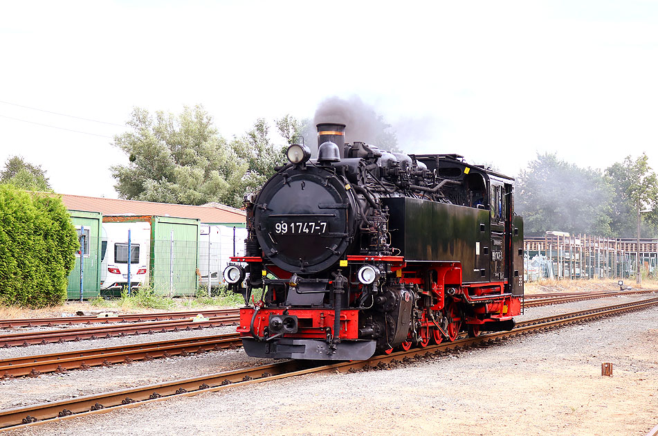 Die Dampflok 99 1747-7 der SDG im Bahnhof Radeburg