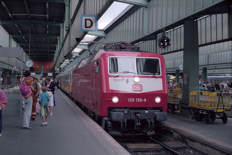 DB Baureihe 120 in Stuttgart Hbf mit dem Lufthansa Airport Express
