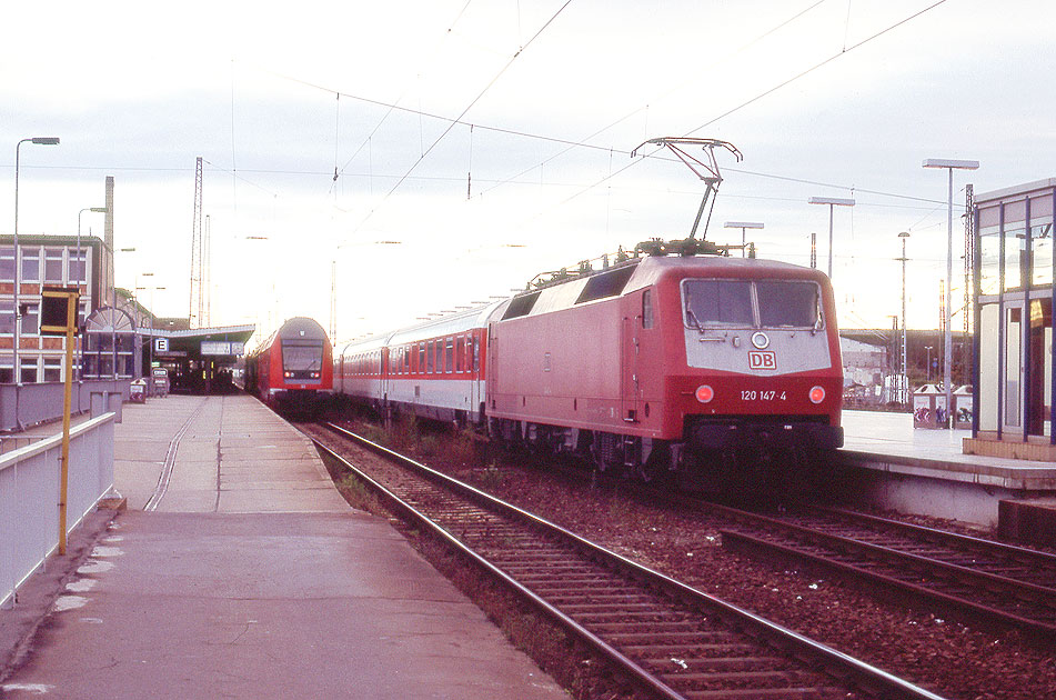 Eine Lok der Baureihe 120 in Maggdeburg Hbf
