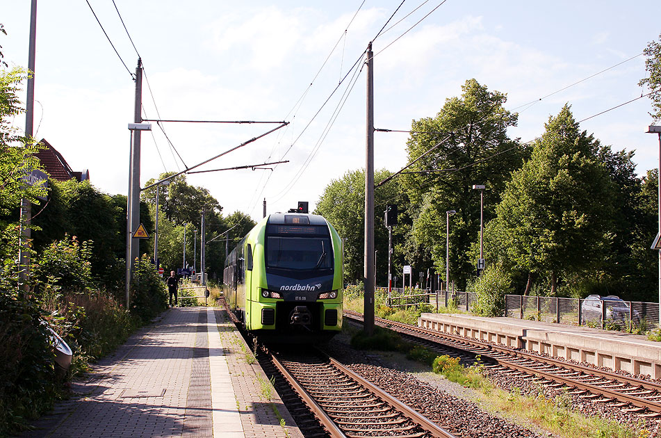 In den Bahnhof Glückstadt kommt ein Nordbahn-Triebwagen eingefahren