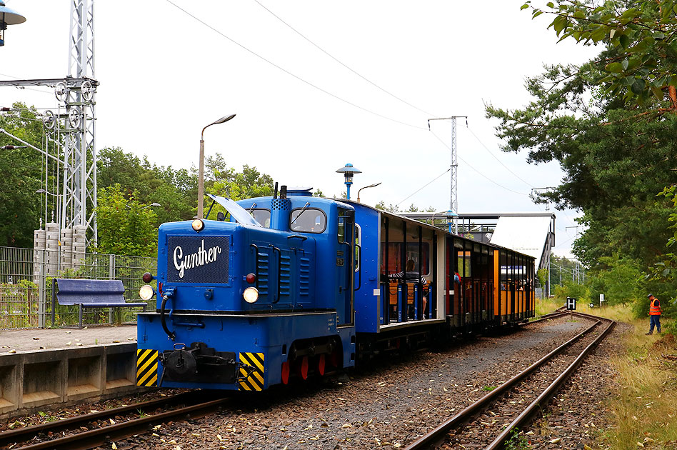 Die Lok Gunther der Berliner Parkeisenbahn im Bahnhof Wuhlheide