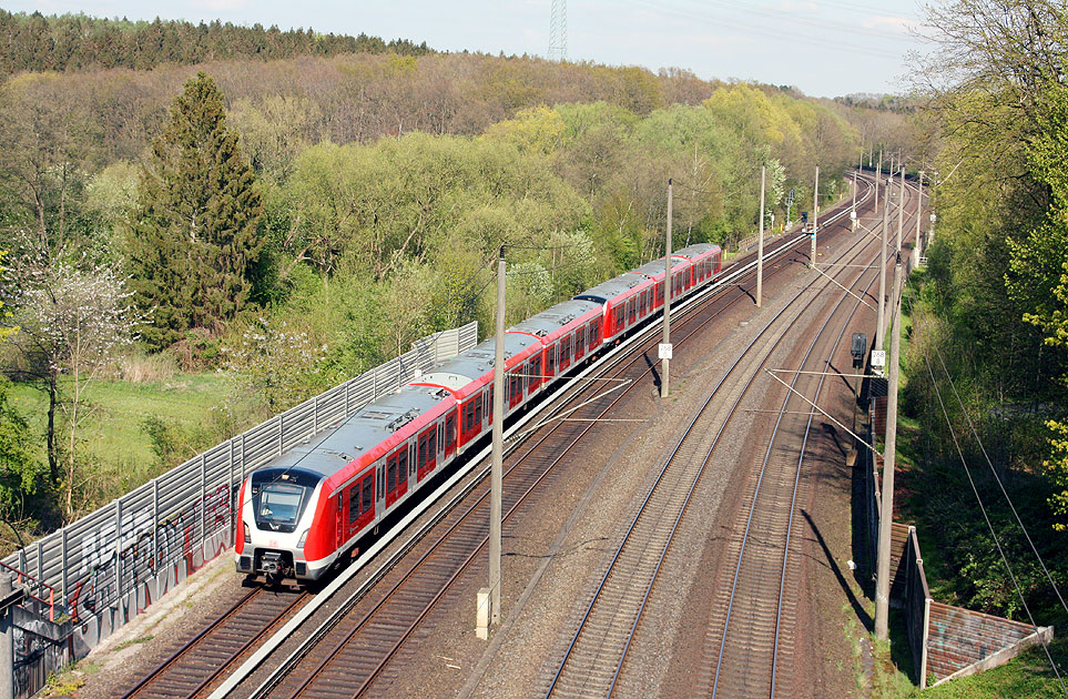 Die Hamburger S-Bahn zwischen Hamburg-Bergedorf und Reinbek