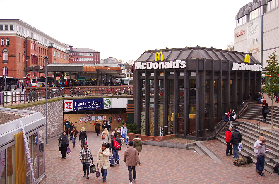 Der Bahnhof Altona mit dem Mc Donalds Restaurant