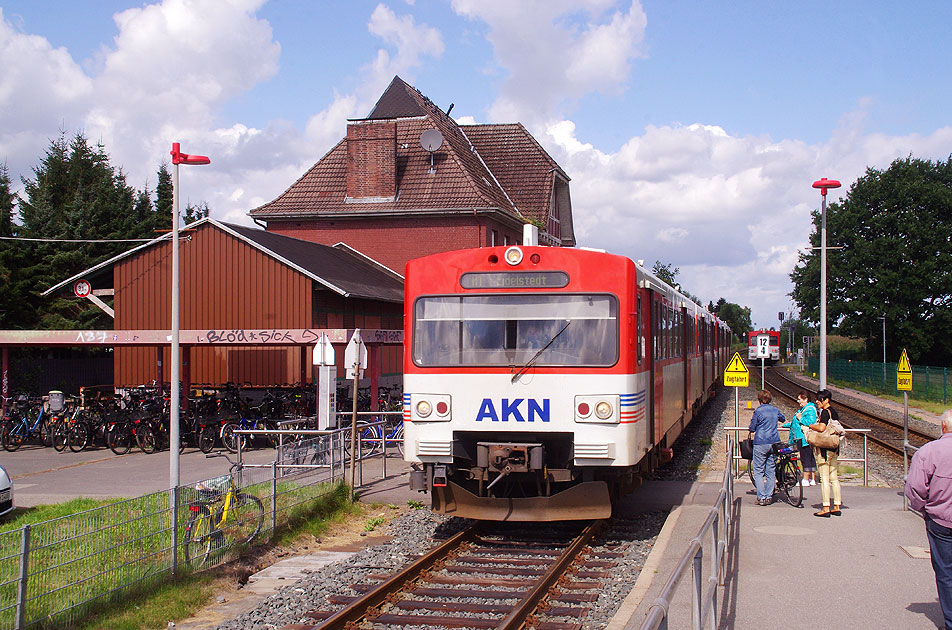 Ein AKN VTA Triebwagen fährt in den Bahnhof Bönningstedt ein