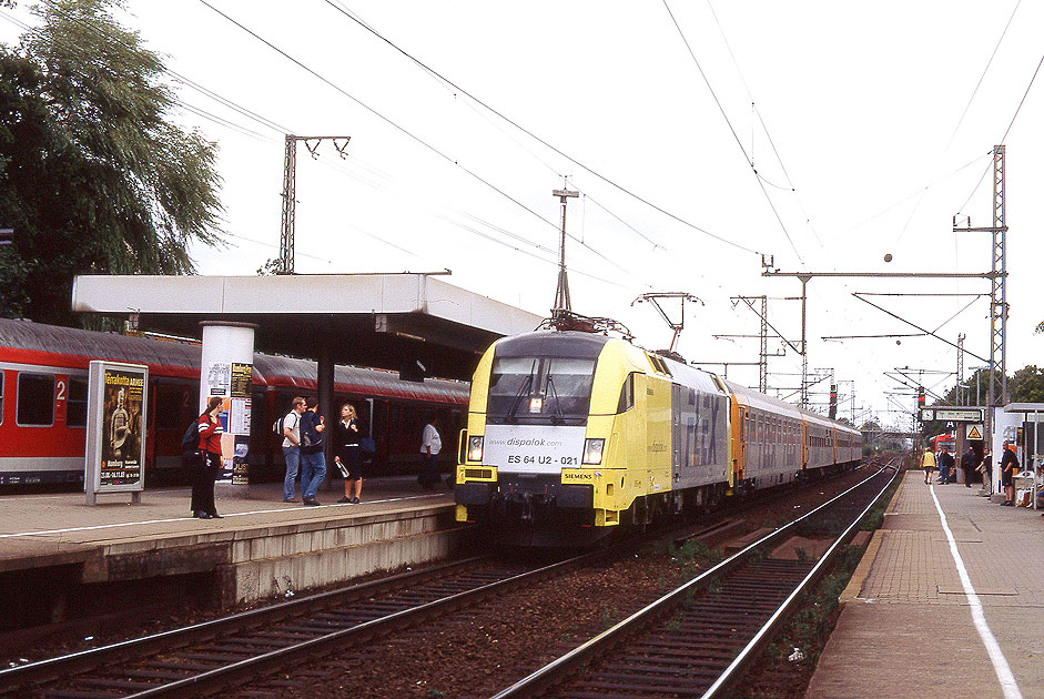 Der FLEX im Bahnhof Elmshorn mit der ES 64 U2-021 - auf der Fahrt von Padborg nach Hamburg Hbf