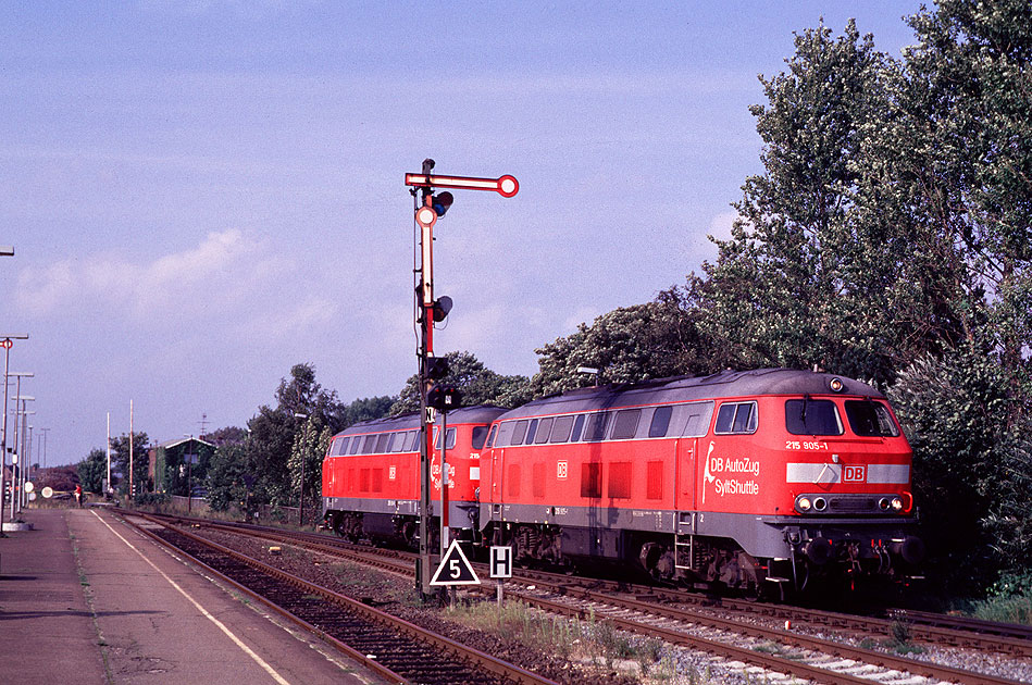 Zwei Loks der Baureihe 215.9 im Bahnhof Niebüll