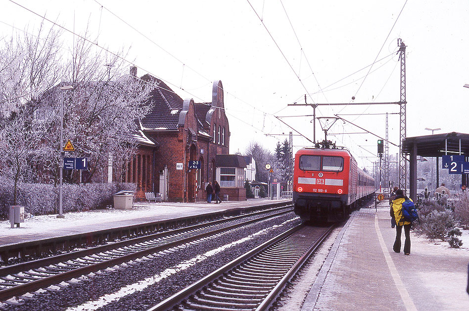 Eine Lok der Baureihe 112 im Bahnhof Wrist