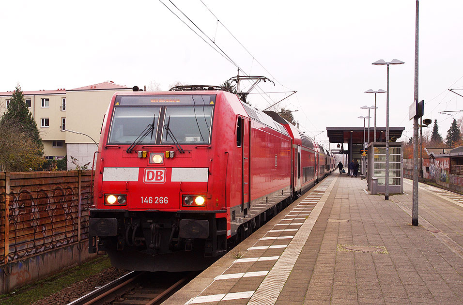 Die 146 266-2 mit einer Regionalbahn im Bahnhof Hamburg-Tonndorf