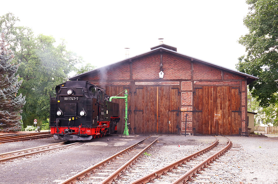 Die Dampflok 99 1747 vor dem Lokschuppen am Bahnhof Radeburg