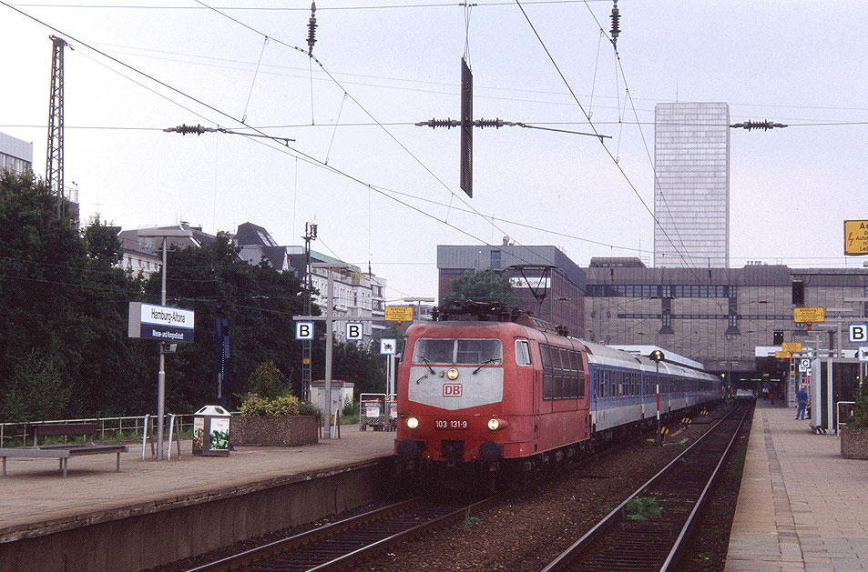 DB Baureihe 103 mit einem Interregio im Bahnhof Hamburg-Altona