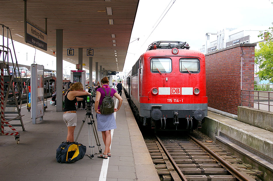 DB Baureihe 110 im Bahnhof Hamburg-Altona