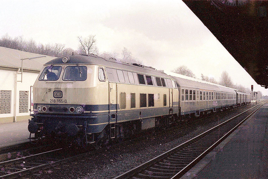 Der Bahnhof Pinneberg mit der 218 155-0