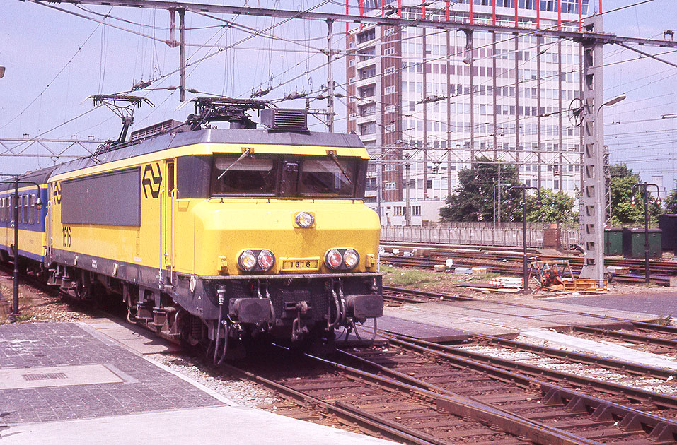 Die NS Baureihe 1600 in Amsterdam CS - NS Lok 1616