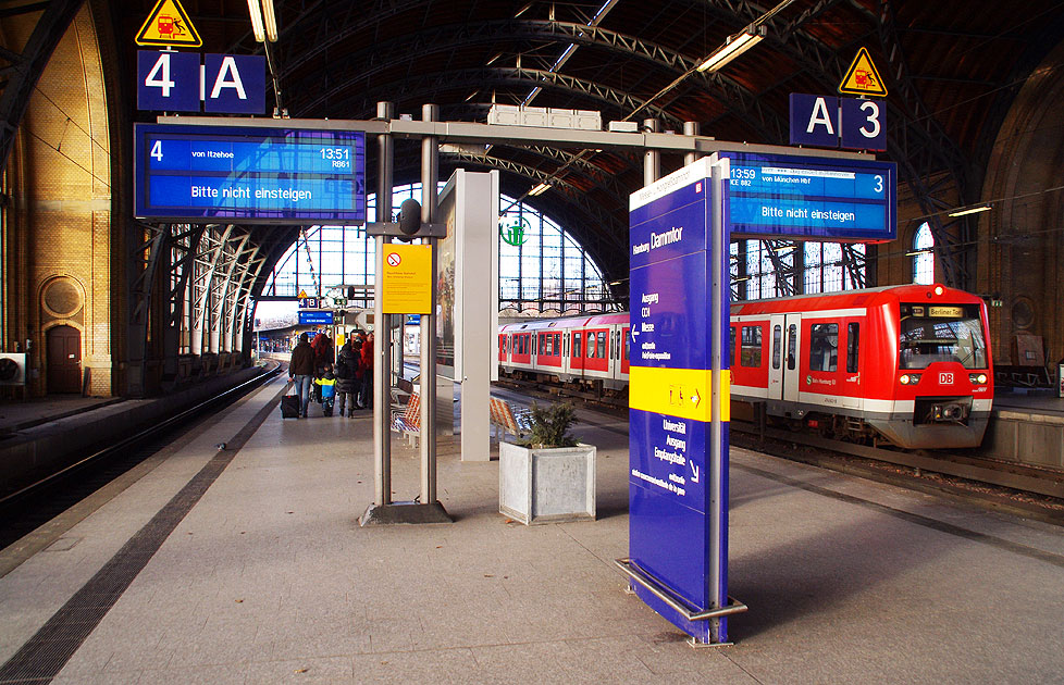 Ein Bahnhof an der Verbindungsbahn: S-Bahn im Bahnhof Dammtor - Der Dammtorbahnhof ein Fernbahnhof