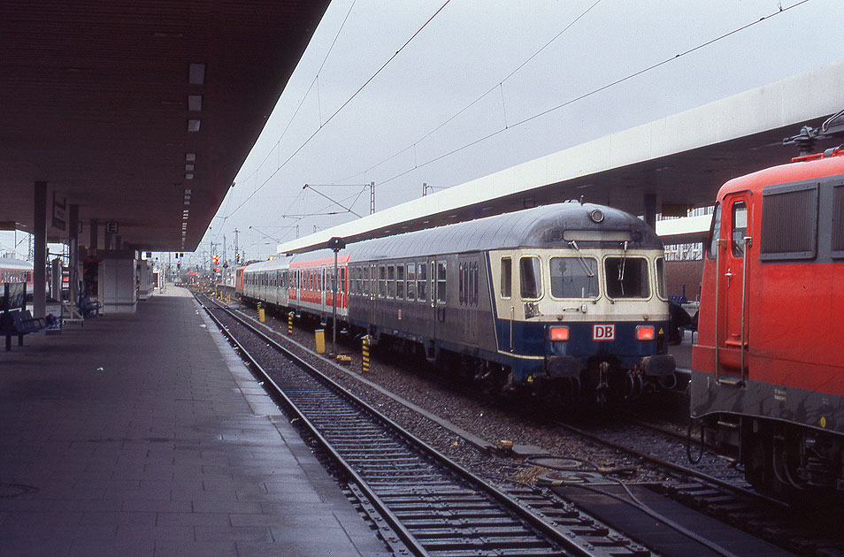 Ein Silberling Steuerwagen im Bahnhof Hamburg-Altona