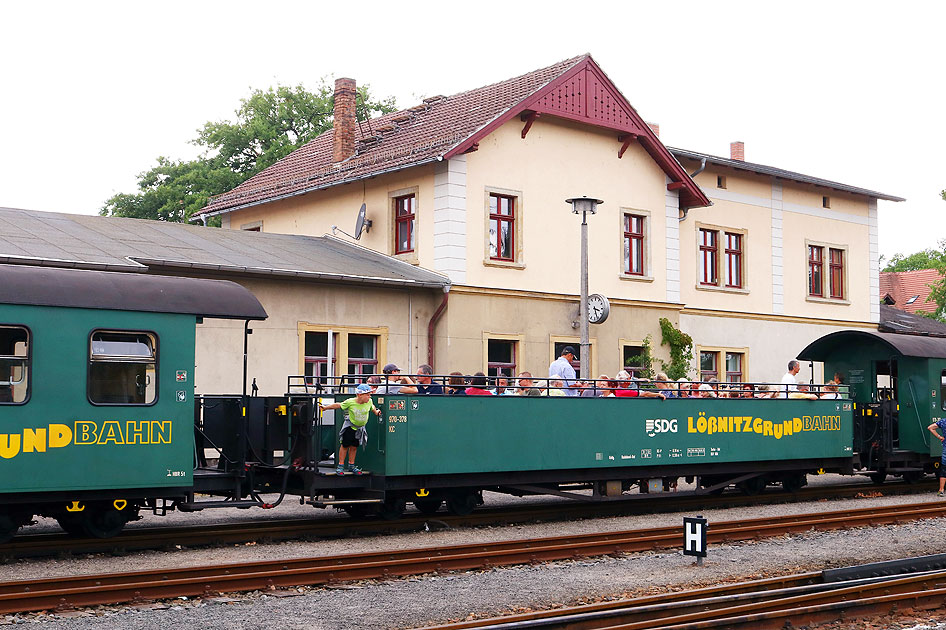Ein Sommerwagen der Lößnitzgrundbahn im Bahnhof Radeburg