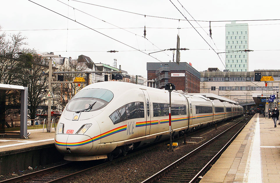 Ein ICE der Baureihe 403 im Bahnhof Hamburg-Altona