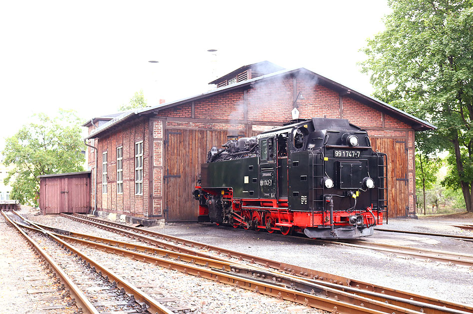 Die Dampflok 99 1747 vor dem Lokschuppen am Bahnhof Radeburg